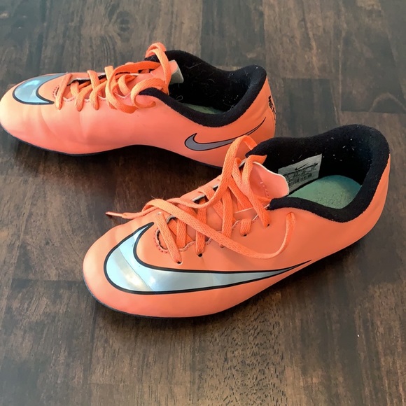 Kids 3Y Nike soccer cleats - Picture 2 of 6
